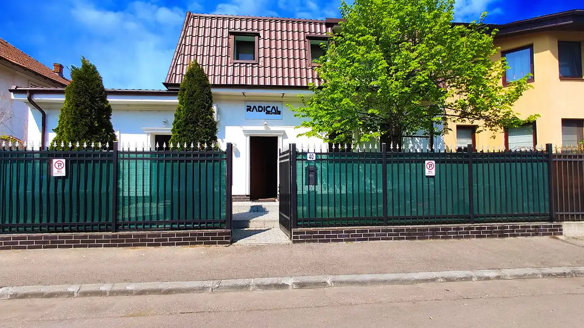 Atelier reparații MacBook pentru Sector 5: intrarea Radical Service, Str. Aristotel Pappia 40, București